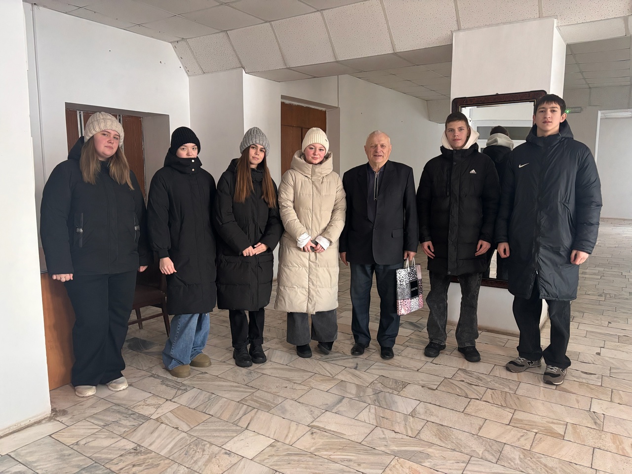 Поздравление ветеранов педагогического труда школы.