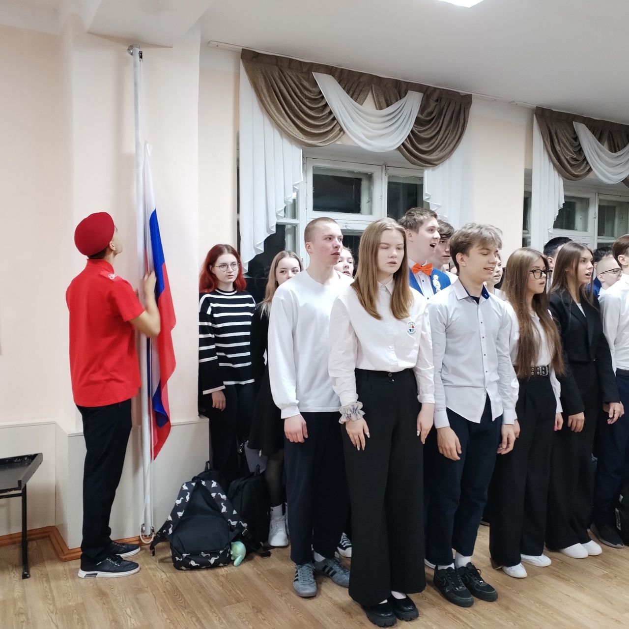 Торжественная линейка, посвященная 82 - ой годовщине разгрома советскими войсками немецко-фашистских войск в Сталинградской битве..