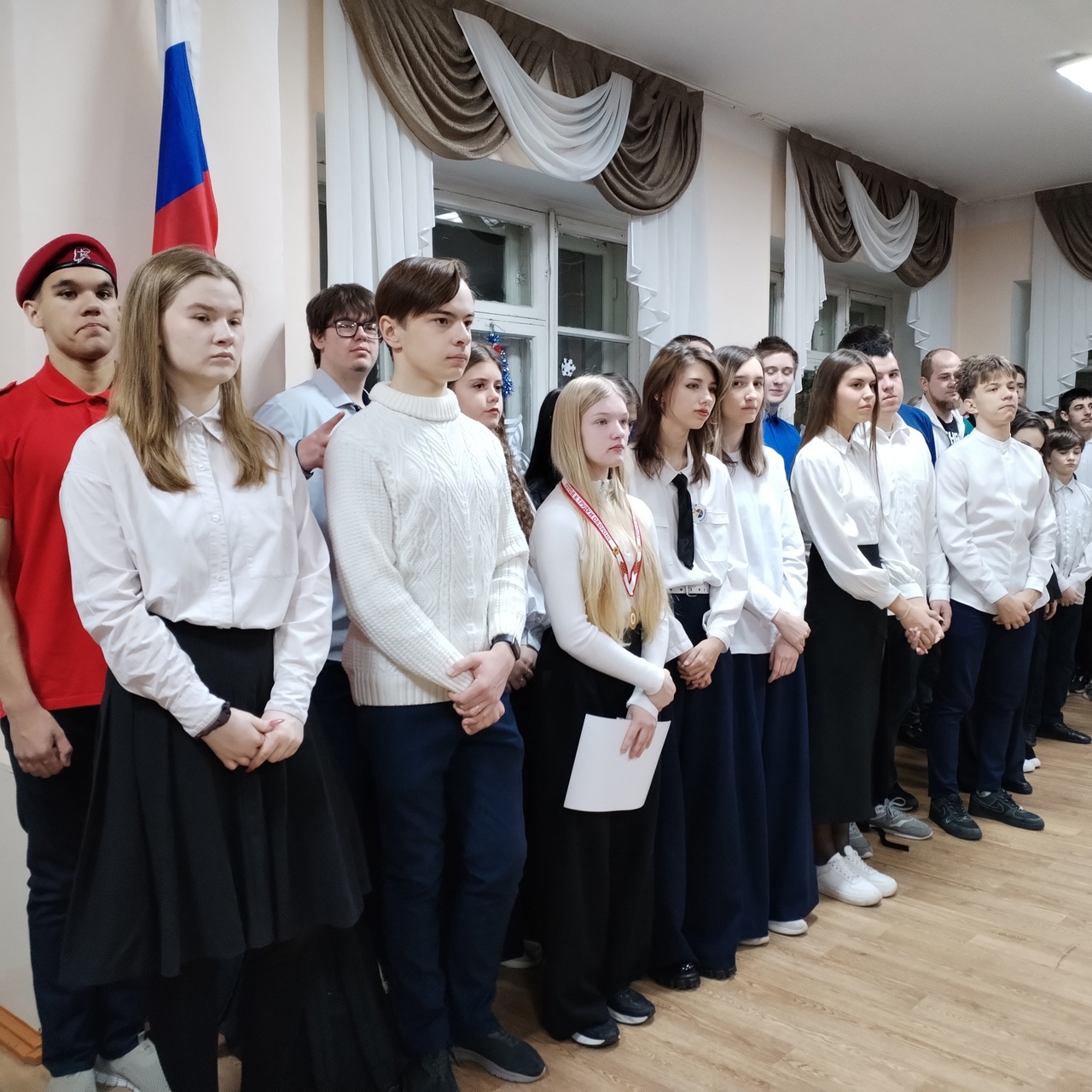 Общешкольная линейка, посвященная прорыву блокады Ленинграда.