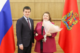 Знак отличия «За наставничество» учителю Оксане Анатольевне Фокиной.